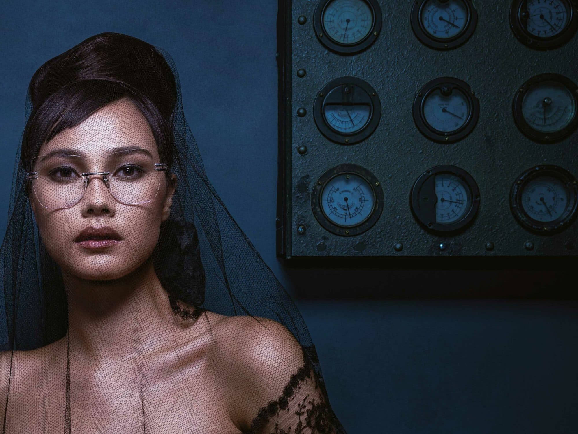 DITA, Kampagnenmotiv: Dame mit DITA-Brille